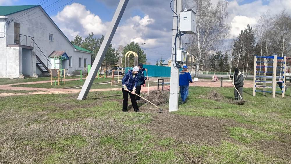С 1 апреля по инициативе территориального общественного самоуправления (ТОС) в селе Вязовый Гай проведены субботники..